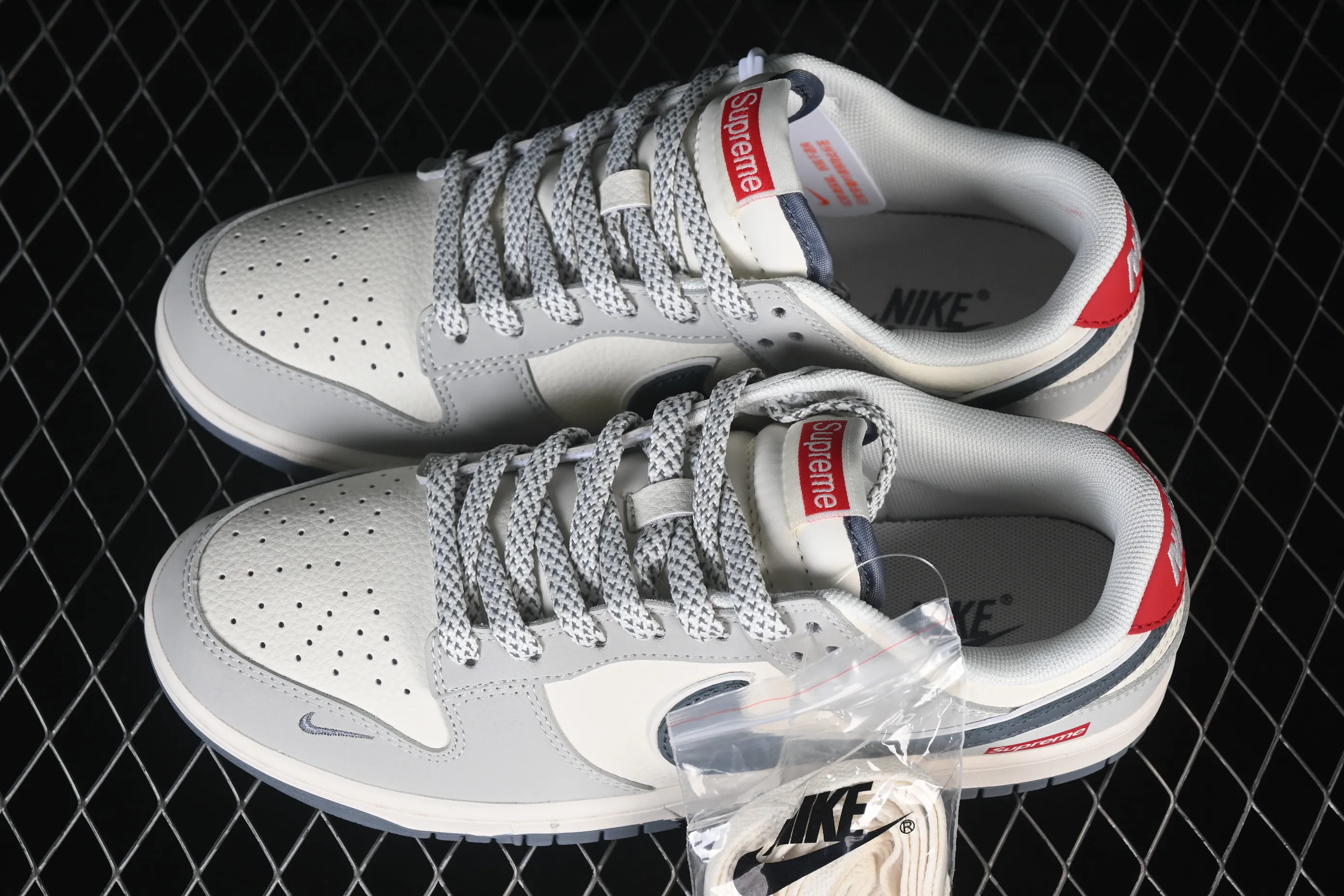 All categories Nk SB Dunk Series Nk SB Dunk Low High-end customized low-top sneakers Nike SB Dunk Low Supreme joint beige gray red Anniversary high-end customized low-top casual sneakers JP1628-029